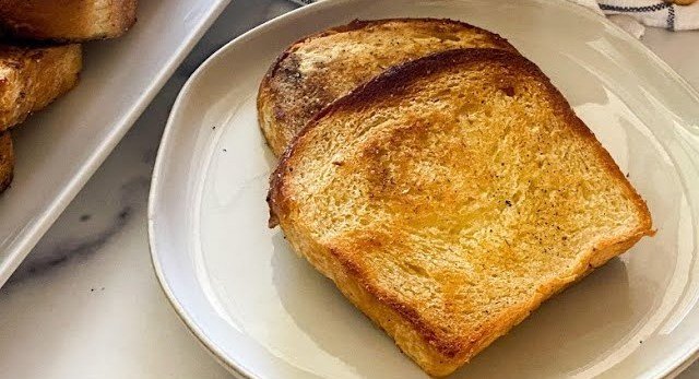 Copycat Raising Cane’s Bread – Buttery Garlic Texas Toast Rolls - Bread